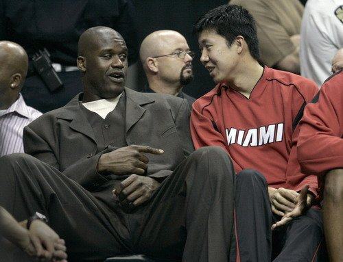 贴脸开大！祖巴茨罚球时，老鹰主场球迷高喊“保罗在哪里？”（祖巴茨走上罚球线，老鹰主场齐声高喊：“保罗在哪？”）