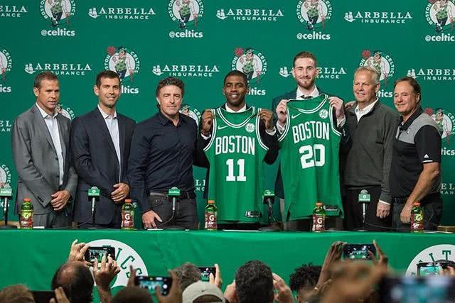 FM26逆天Bug，外场球员“闪现”至门前挡出对方主罚的点球（FM26离谱Bug：非门将球员瞬移至门前封堵对手点球）