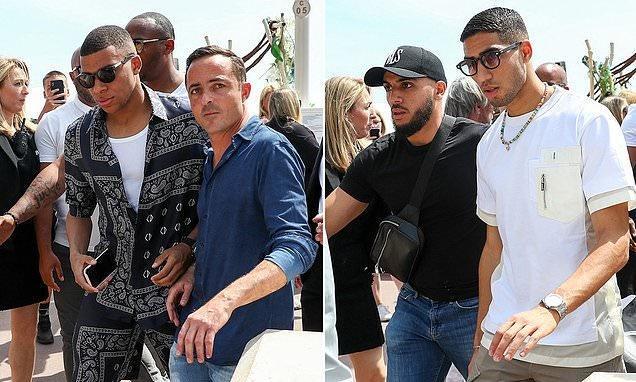 太阳报：英乙球迷在看台上发病，直升机降落在球场里进行急救（英乙看台球迷突发疾病，直升机入场紧急救援）