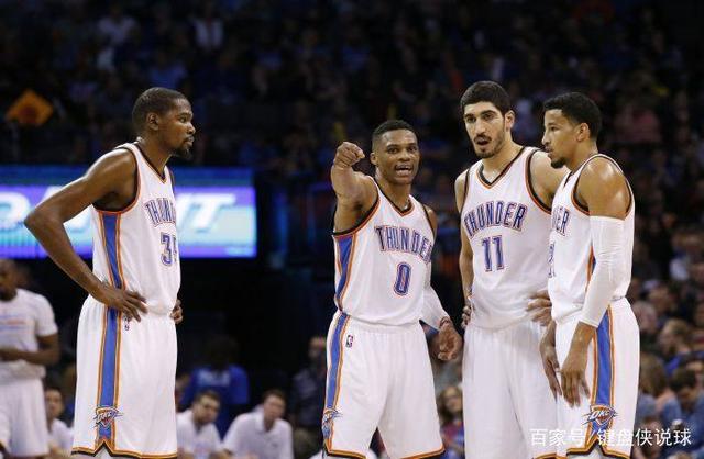 重庆球迷邀请“铁帅”李章洙吃火锅：李章洙很喜欢重庆的麻辣（重庆球迷邀“铁帅”李章洙品火锅，他坦言钟情山城麻辣）