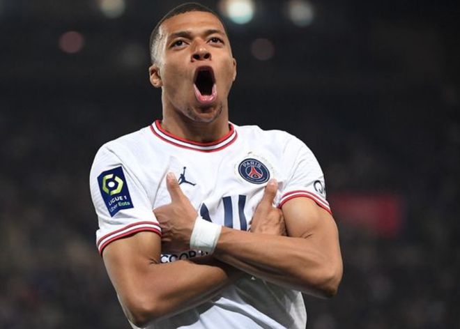 德天空：格纳布里倾向于续约，可能与拜仁签1-2年的降薪合同（德天空：格纳布里拟与拜仁续约，合同期1-2年且降薪）