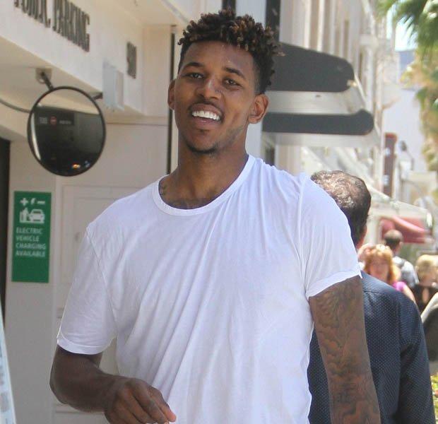 詹姆斯关键时刻连拿10分创赛季新高，头戴皇冠引球迷欢呼模仿（詹姆斯关键时刻连得10分刷新赛季新高，戴皇冠庆祝引爆球迷欢呼模仿）