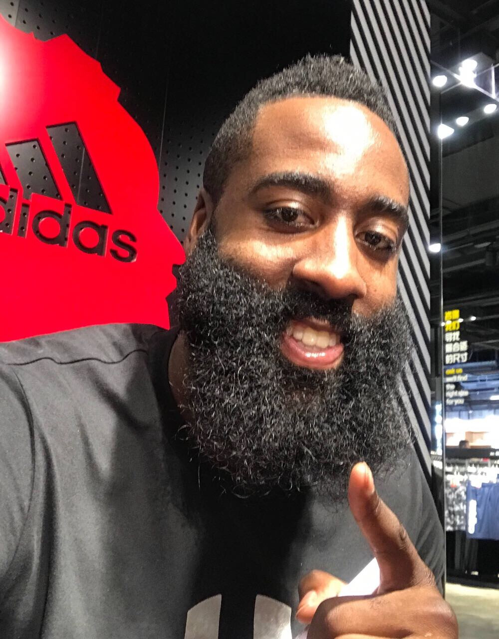 卫报：巴萨将凯恩视为取代莱万的首选目标，很可能激活违约金（卫报：巴萨将凯恩列为莱万接班首选，或启动解约金条款）