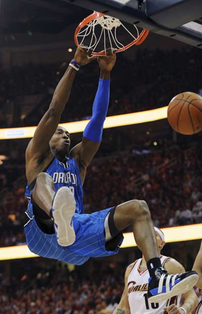 文班本赛季出战12场马刺8胜4负，缺席12场马刺9胜3负（文班在与不在：出战12场8胜4负，缺席12场马刺9胜3负）