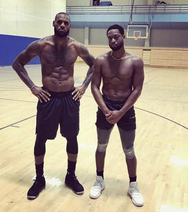 TA：因现代足球重视边路与攻防转换，菱形中场阵型已几乎绝迹（TA：现代足球强调边路与攻防转换，菱形中场几乎退出历史舞台）