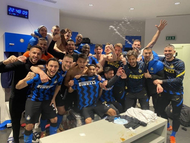 中国最孤独的奥运冠军，一人走过终点夺得冠军，却发现教练组弃她而去（中国奥运冠军的孤独瞬间：独自冲线夺金，回头不见教练组）